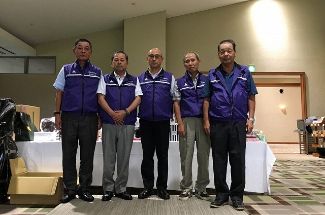 古希祝いの記念にお揃いのゴルフ用の紫ベストを着用された5人