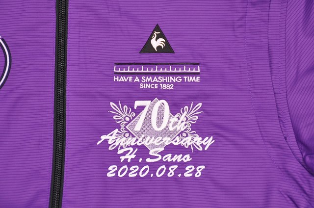 古希祝いのプレゼントに紫色のジャンパーにエンブレム刺繍記念日入りを筆記体にて