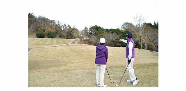 お父さんに喜んでもらえる紫ベストをゴルフ場で着用している二人