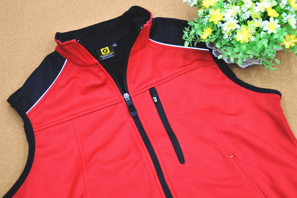 還暦祝いのプレゼントの背中刺繍をした赤ベスト